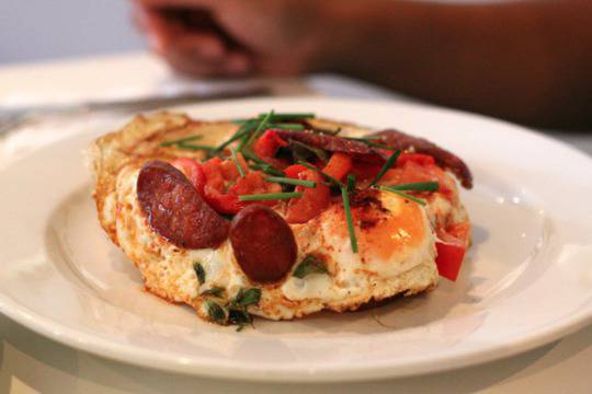 Пържени яйца с наденица, домати и мащерка