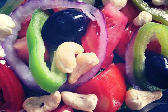 Салата от домати и краставици с кашу здравословно