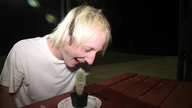 Как се яде кактус! Смях!