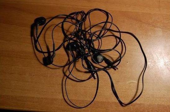 Как да се отървем завинаги от проблема с оплетените слушалки?