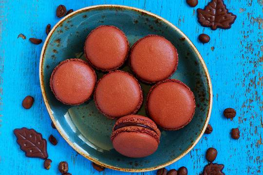 Сладки френски макарони с шоколад