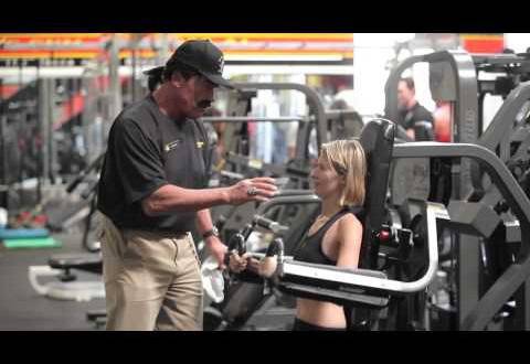 Шварценегер се направи на чистач във фитнес салон. Вижте как реагираха хората (ВИДЕО)