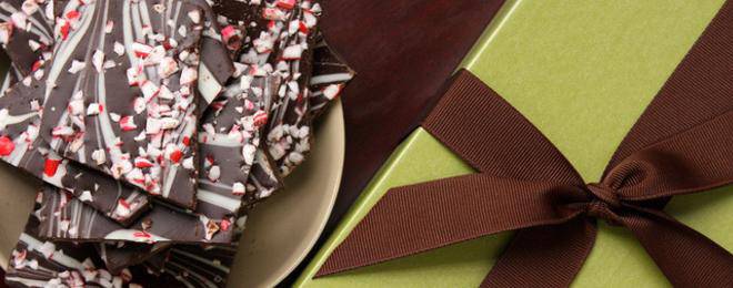 Шоколадов барк със захарни пръчици