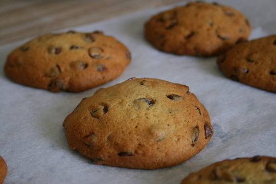 Шоколадови бисквитки с джинджифил и фъстъчено масло