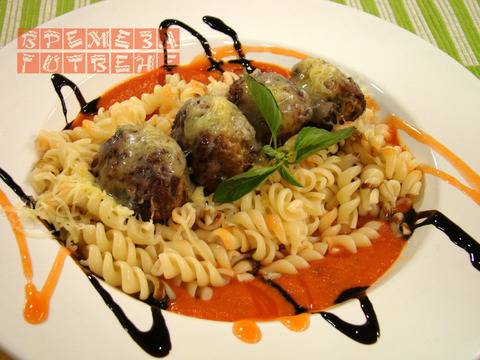 Кюфтета с плънка от гъби, паста и доматен сос