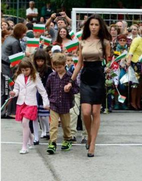 Силвия Зубева лъсна във Фейсбук! Лични снимки на красивата учителка