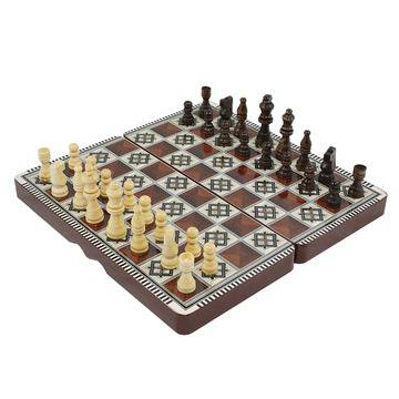 Дървен шах и табла в два цвята