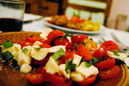 Салата от домати с моцарела и спанак