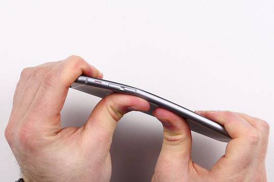 Кой се огъва повече – iPhone 6 Plus или Galaxy Note 3?