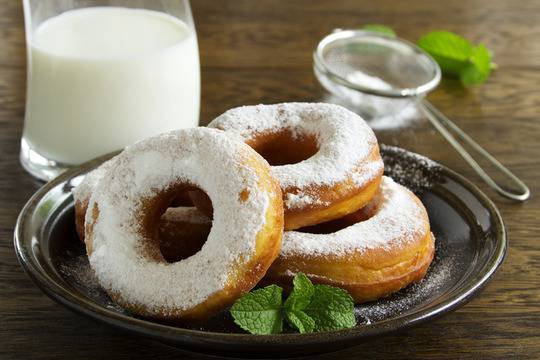 Казанлъшки понички с пудра захар