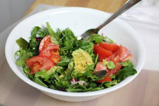 Салата от рукола с авокадо и домати