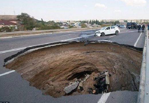 Гигантска дупка на пътя погълна кола с 8 души в Крим