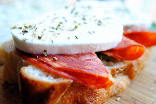 Сандвич с пикантен салам и моцарела