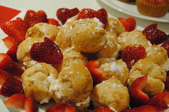 Еклери с ванилов крем и ягоди