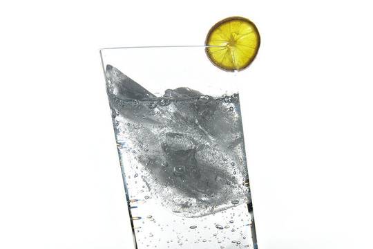 Коктейл „Джин с тоник“