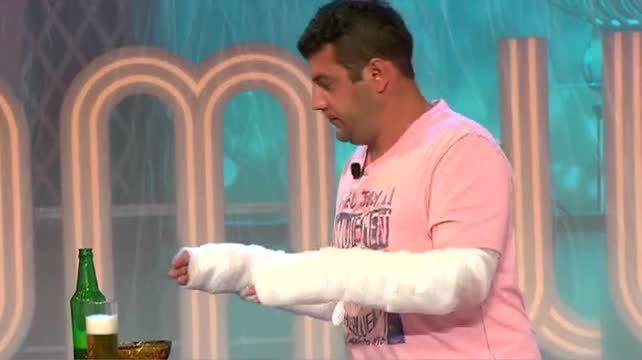 Клиент със гипсирани ръце – Може ли и да ме почешите …Смях! Комиците