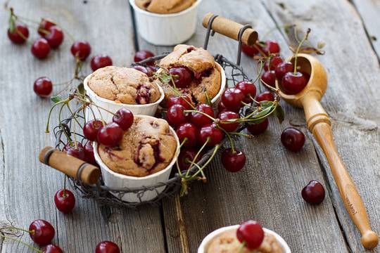 Мъфини с череши и сусам