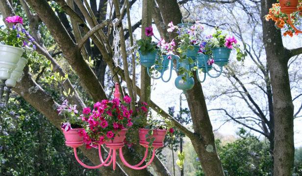 Градинска стойка за цветя от стар полилей