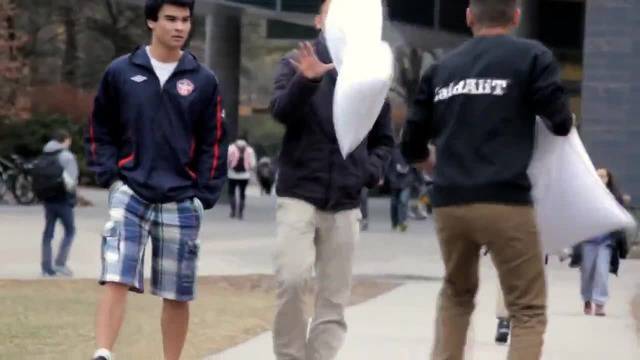 Бой с възглавници – Шега ..