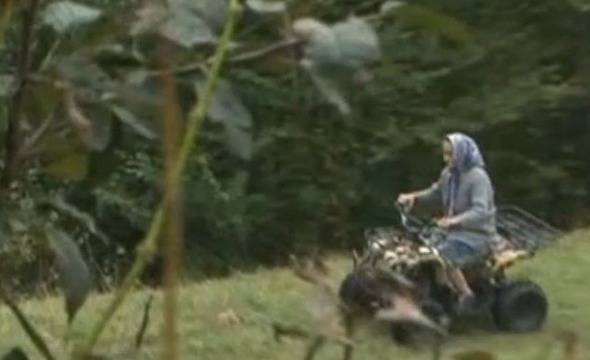 Баба пасе стадото си овце с… АТВ