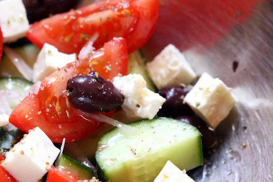 Салата от домати и краставици с маслини здравословно