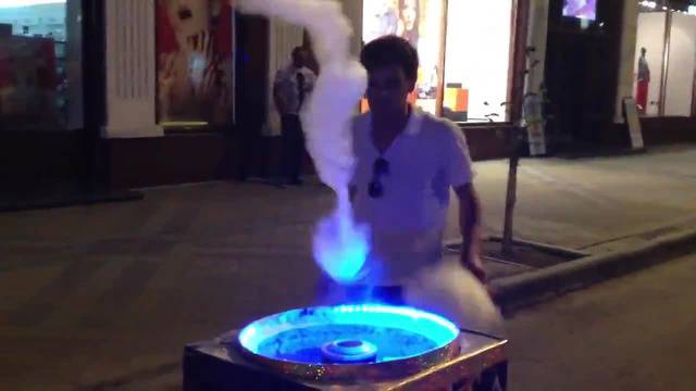 Продавач на захарен памук прави страхотно шоу