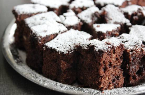 Шоколадов сладкиш с пудра захар