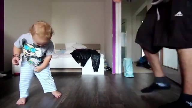 Миличко Сладко бебе танцува с татко си