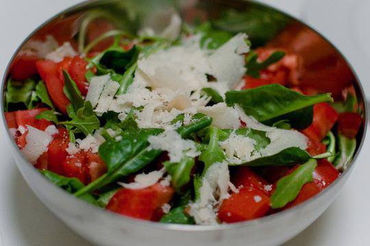 Салата от спанак с рукола и домати