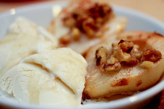 Печени круши с мед и орехи