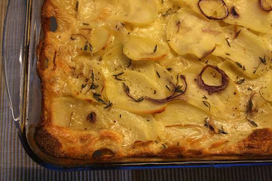 Запечени картофи с лук и сирене