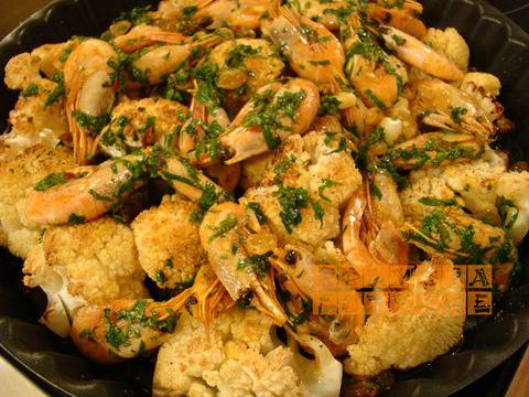 Печен карфиол с кралски скариди и стафиди