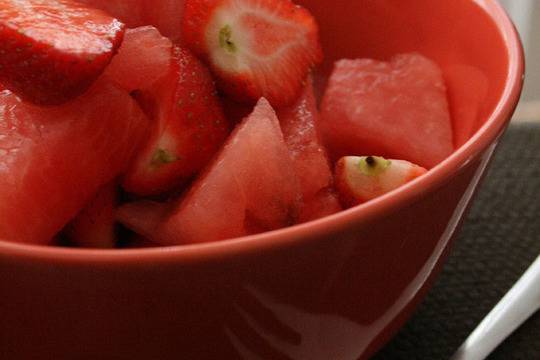 Плодова салата от ягоди с диня здравословно