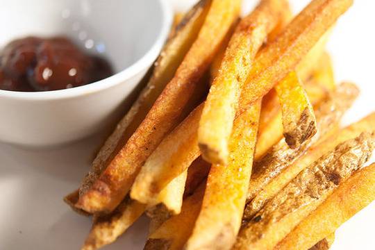 Пържени картофи с черен и червен пипер