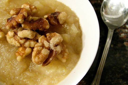 Пюре от ябълки с мед и орехи
