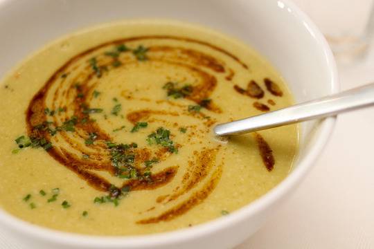 Крем супа от зелен боб с къри