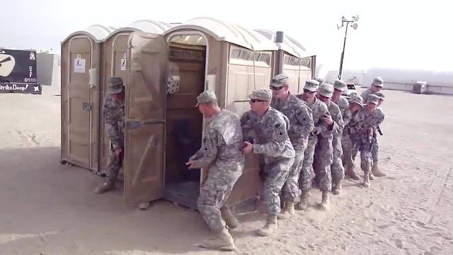 Колко войника може да побере преносима тоалетна!