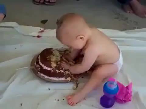 Сладко Бебче се учи Как се яде торта