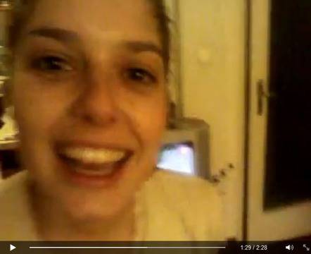 Горещо!!! Иван Ласкин показа задните части на Алекс Сърчаджиева в домашно клипче!