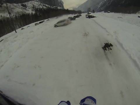 Скок с парашут в мъглата от върха на планина