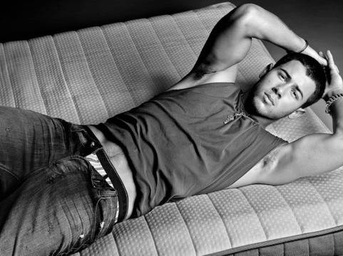 Порасналият Ник Джонас в палава фотосесия за Flaunt (Снимки)