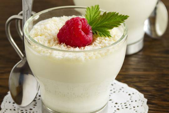 Панакота с бял шоколад и малини