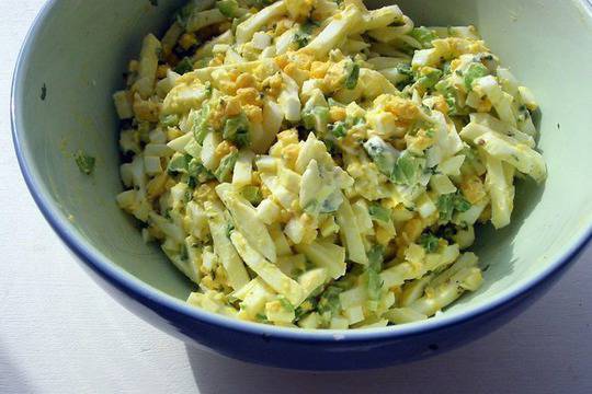 Яйчена салата с майонеза и селъри