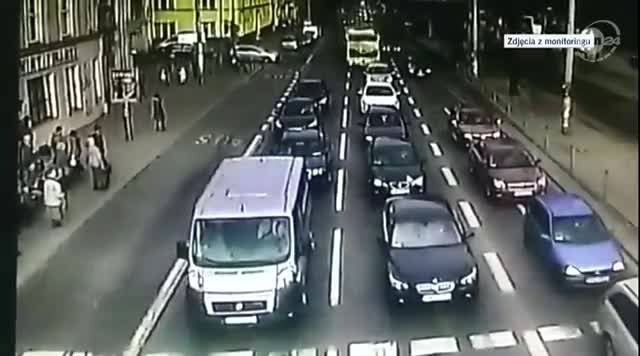 Шофьор си разчиства пътя