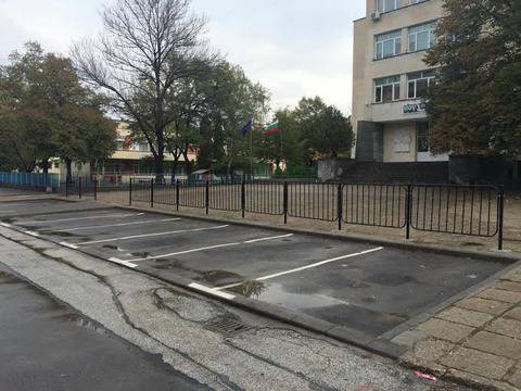 Монтираха оградни пана пред училище „Св. св. Кирил и Методий“ в „Западен“