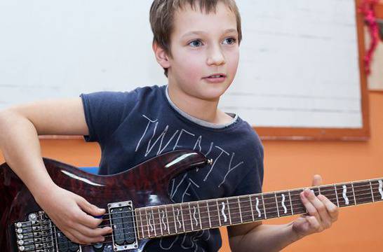 Хари Ешкенази изнася забавен час по музика в СОУ „Симон Боливар“