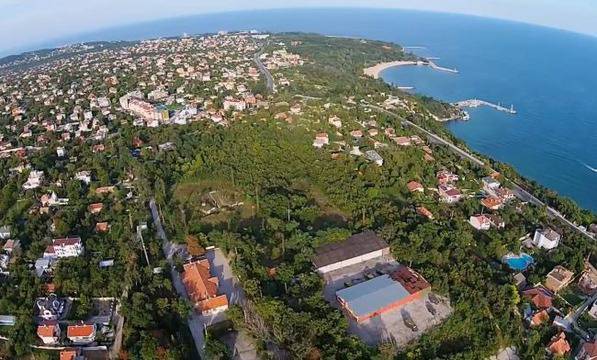 Кадри от въздуха на вилите край Варна: Басейн до басейна!