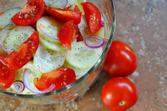 Салата от чери домати с краставици и червен лук здравословно