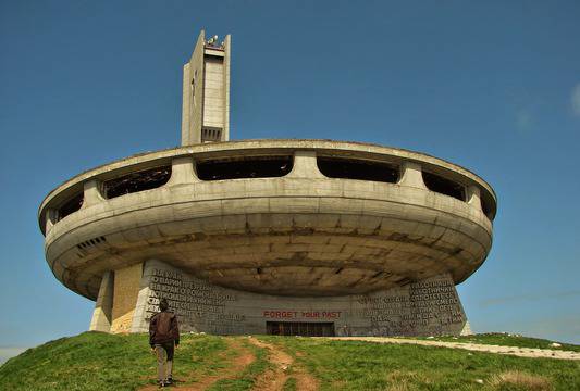 Пътешествай: Чинията на Бузлуджа – едно от най-красивите изоставени места в света