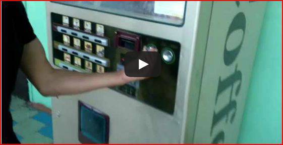 Младеж мами автомат за кафе. Вижте как (ВИДЕО)